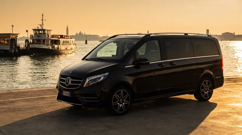 Van Mercedes nero al terminal di Fusina con la laguna di Venezia sullo sfondo